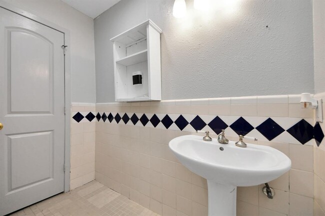 Building Photo - 914 Kress St