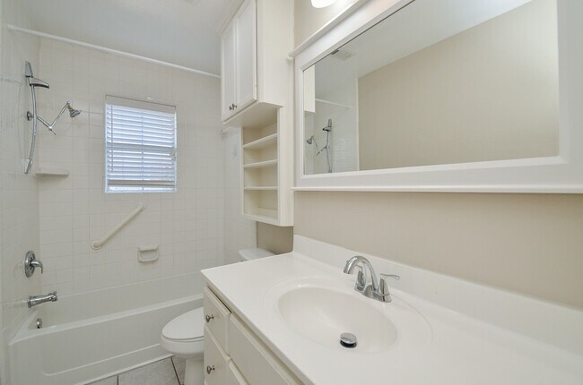 Building Photo - 7923 Burgoyne Rd