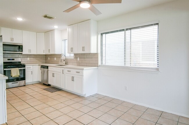 Building Photo - 5635 Greenhill Forest Dr