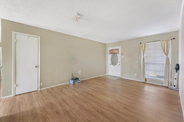 Building Photo - 1006 E Martin Ln