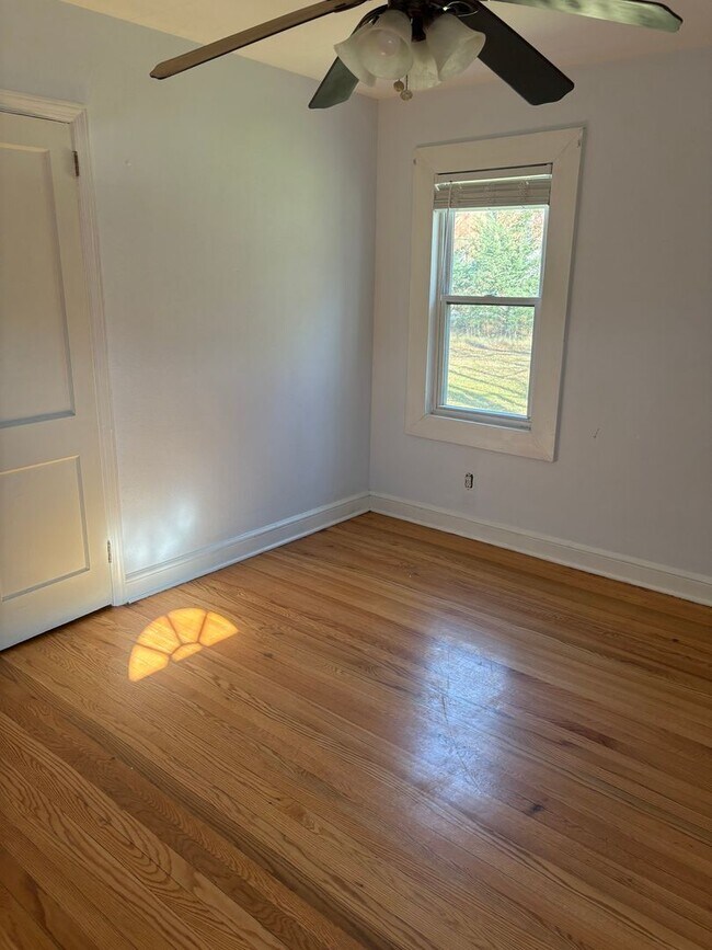 Building Photo - Beautiful Home in Swannanoa available now!