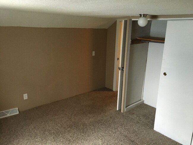 Building Photo - 3 Bed 1 Bath with Double Stall Garage