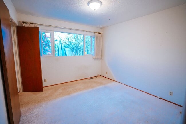 Building Photo - 3BD/2BD Home Located next to the Hospital in Eureka!