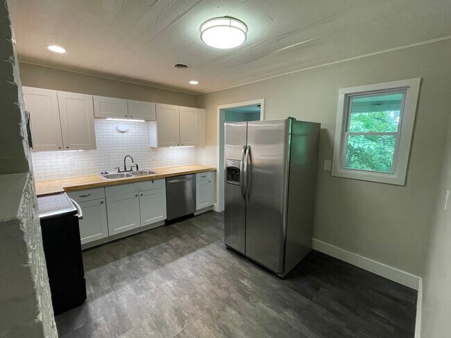 Kitchen - 2337 Morton Ln