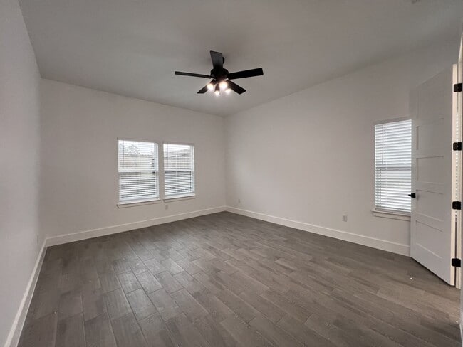 Building Photo - 506 E Bryson Ave