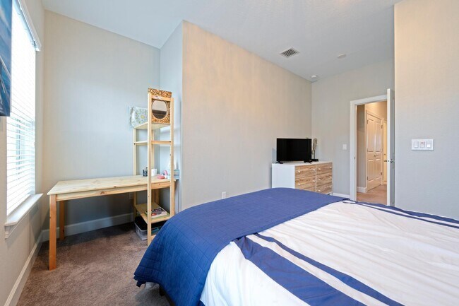 Building Photo - 1832 SE Roxy Way