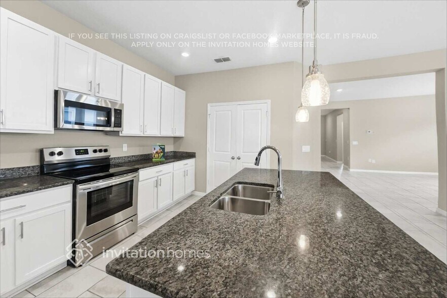 Building Photo - 14231 Seranoa Dr