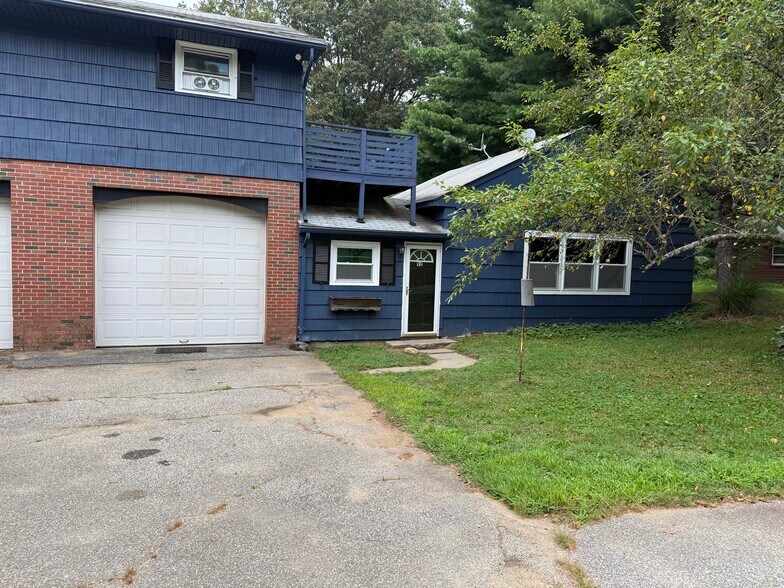 Primary Photo - 92 Lake Hayward Rd