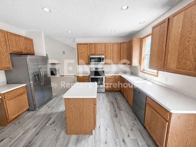 Building Photo - Available September 1st 3 Bedroom 3 Bath Single Family Home in Plymouth
