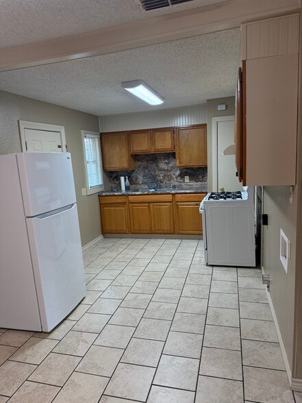 Kitchen - 1701 N Mockingbird Ln