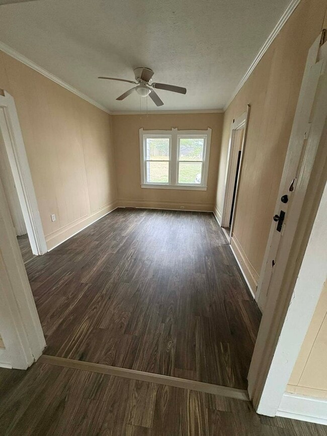 Building Photo - Clean, Cozy Home!