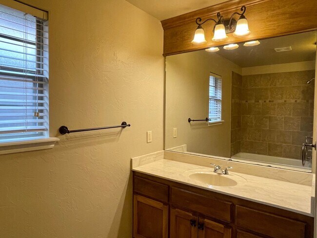 Building Photo - Beautiful 4 bed 2 bath home with a spacious up to date kitchen!