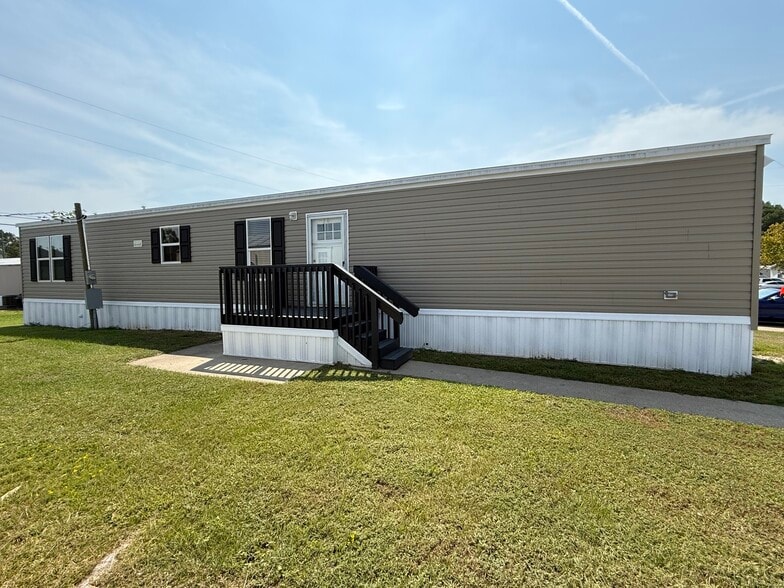 Building Photo - 204 Linda St