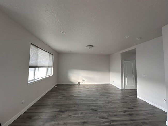 Building Photo - 121 N Independence Way