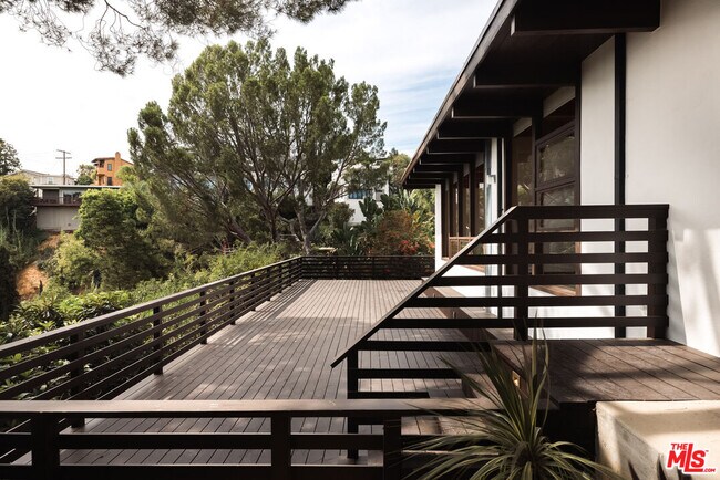 Building Photo - 2020 Mayview Dr