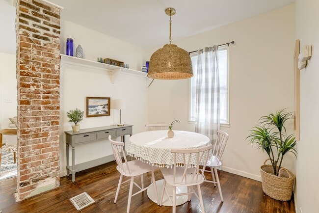 Building Photo - Charming 2 Bedroom with Fenced Yard & Parking Near Old Market!