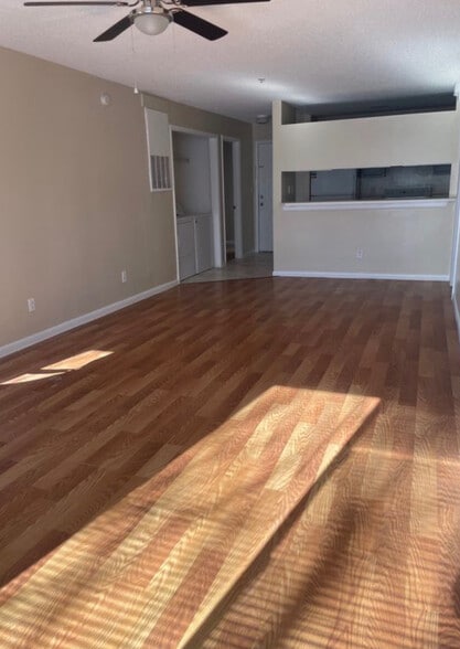 Building Photo - Room in Apartment on University Ct