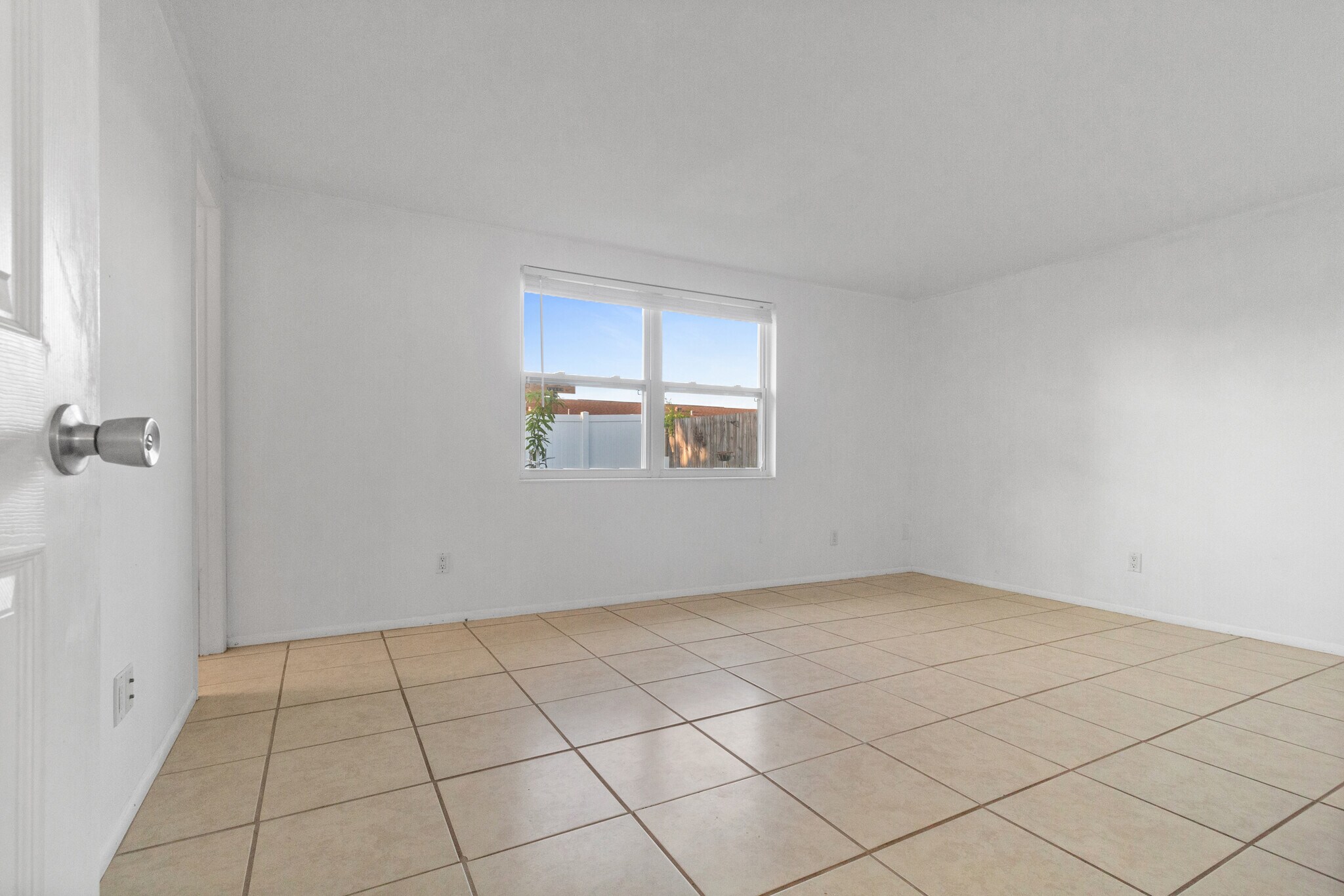 Building Photo - 3327 Garfield Dr