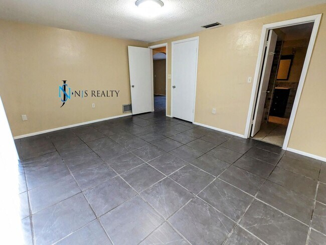 Building Photo - 3136 Pinon Dr