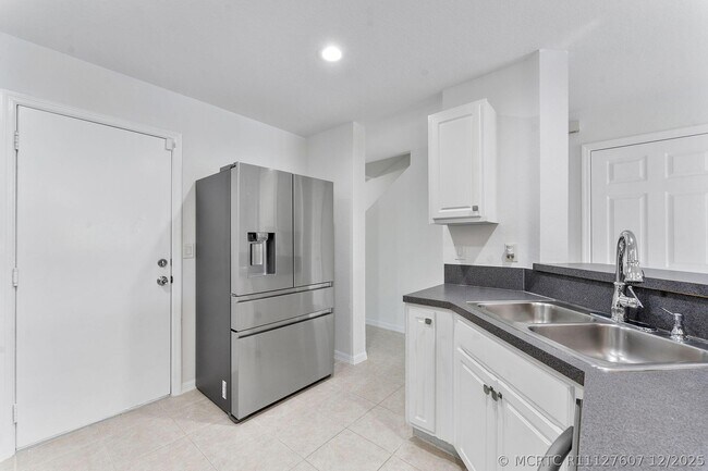 Building Photo - 16129 Sierra Palms Dr