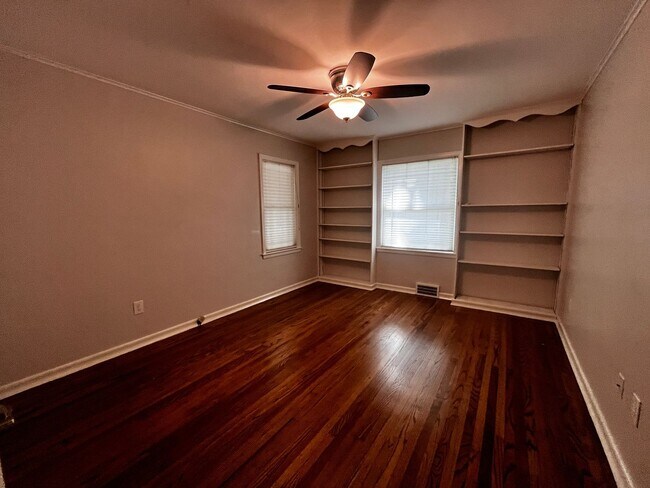 Building Photo - Wonderfull 3 Bedrooms along with 2 Full Ba...