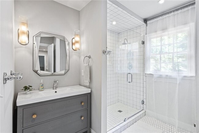 Building Photo - 1257 Briar Hills Dr NE