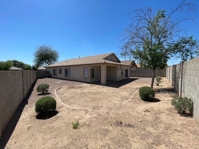 Building Photo - Sharp & Clean 4 Bedroom/ 2 Bath Single Lev...