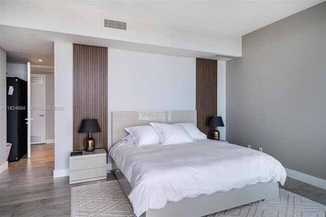 Building Photo - 18975 Collins Ave