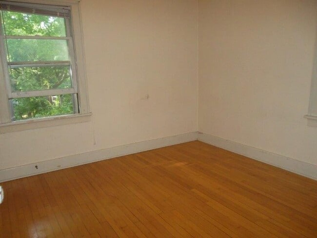 Building Photo - 1108 E Johnson St