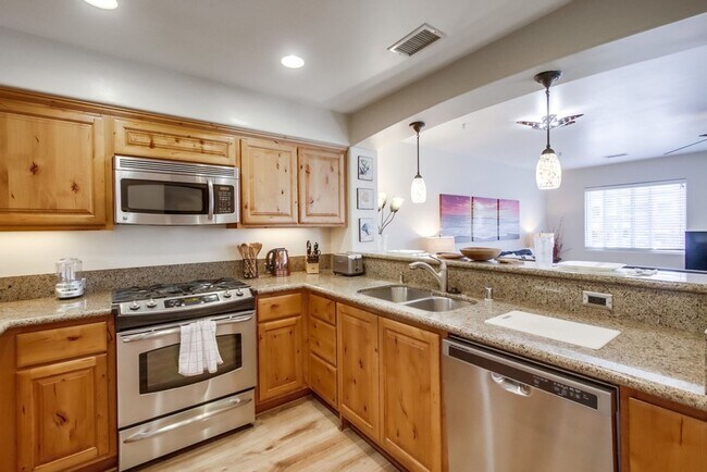 Building Photo - Steps From The Beach w/ All Utilities Included Available Jan - May 2025