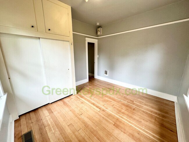 Building Photo - 2-Bedroom House with Fully Fenced Backyard...