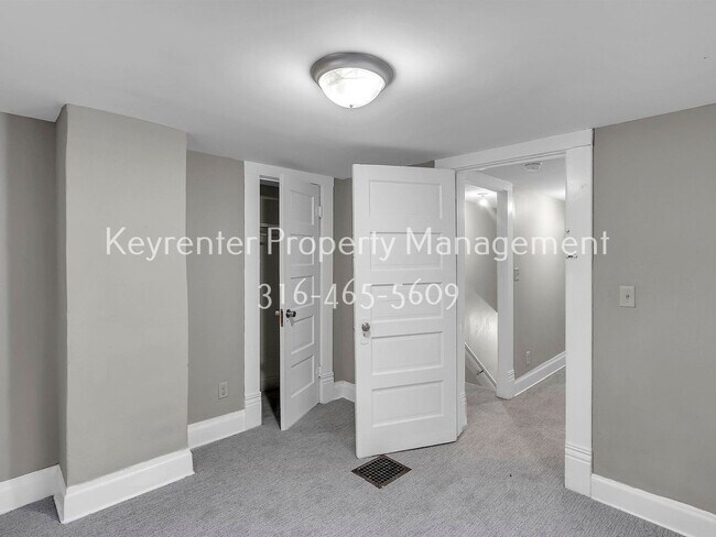 Building Photo - Charming 2 bedroom 1 bath Craftsman Duplex