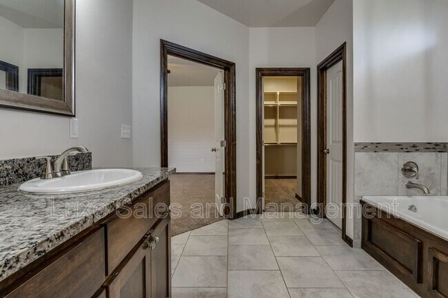 Building Photo - 2200 Alta Vista Ln