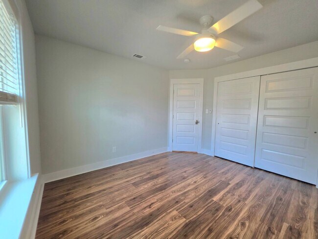 Building Photo - Beautiful Townhome in the Heart of Downtown Pensacola