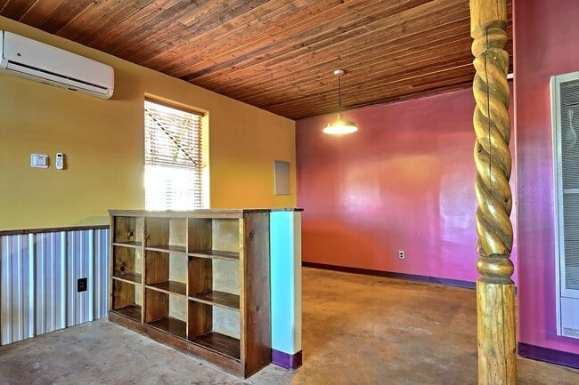 Building Photo - 1510b Edith Blvd NE