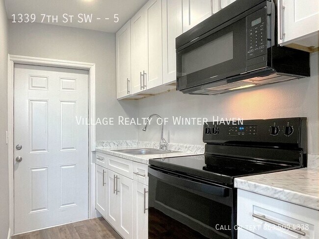 Building Photo - Cozy Efficiency in Winter Haven, FL
