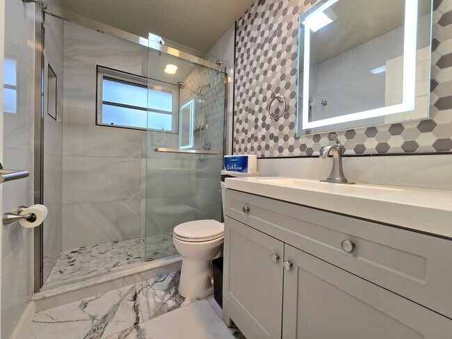 Building Photo - Remodeled 2 bed/ 2 bath/ 2 car garage ~ Annual Rental in Sarasota ~