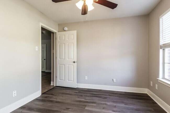 Building Photo - 18469 Sunrise Oaks Ct