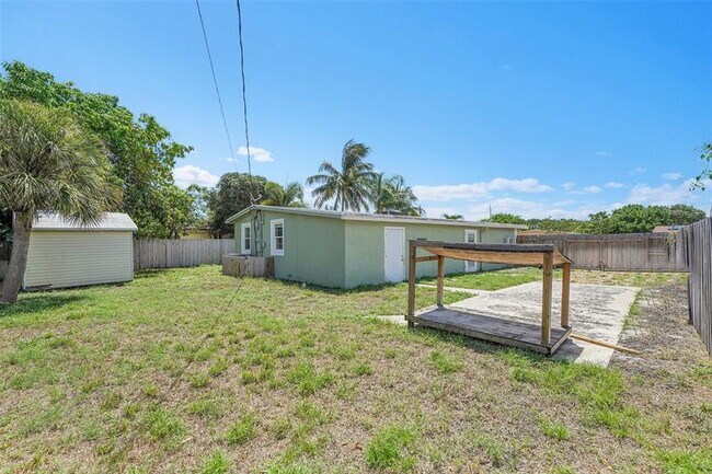 Building Photo - 257 NE 45th Ct