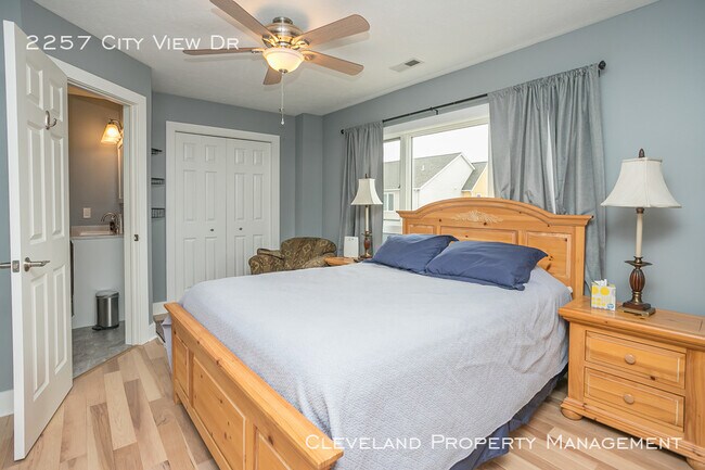 Building Photo - Stylish Tremont Townhome!