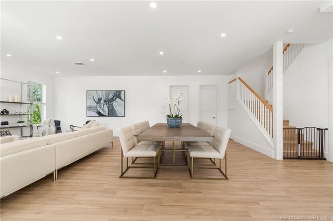 Building Photo - 55 SE Seminole St