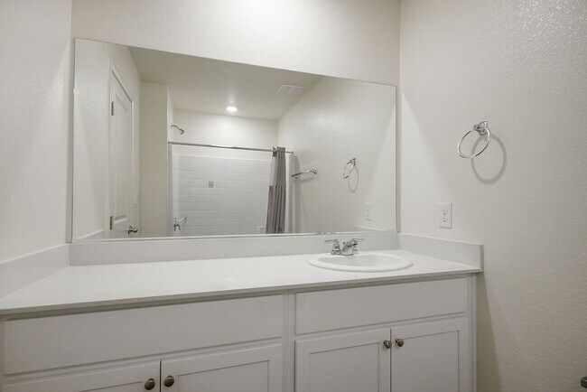 Building Photo - "Charming 3-Bedroom Townhouse with 2.5 Baths in Scenic Las Vegas Locale!"