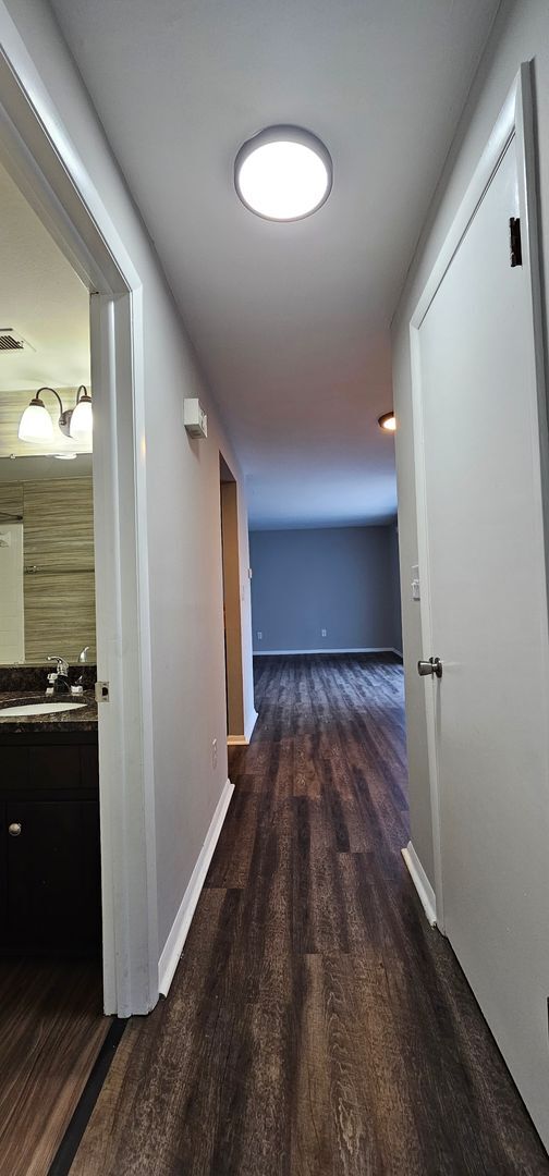 Building Photo - Spacious 1-Bedroom Apartment in Peaceful K...