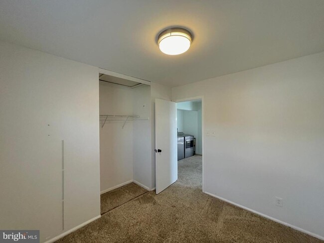 Building Photo - 7 N Hill Dr