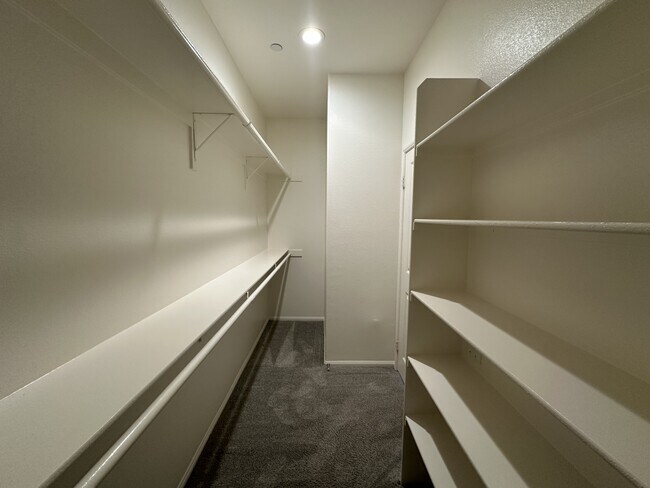 Building Photo - 5617 Buckthorn Ct