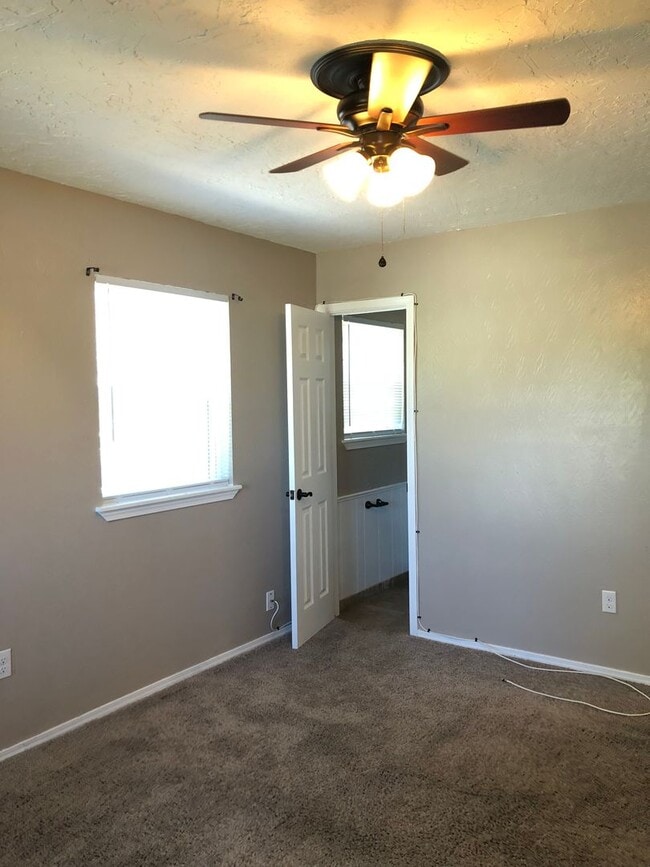 Building Photo - 5510 NW Cottonwood Dr