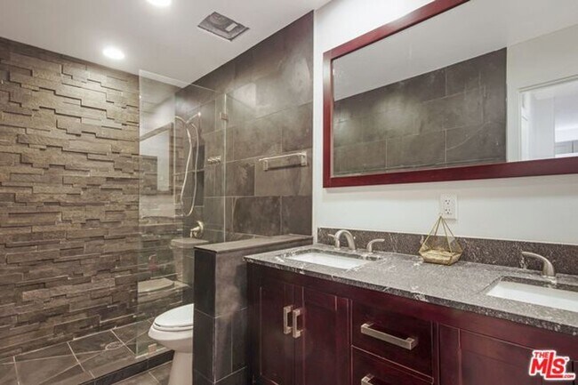 Building Photo - Stunning Playa del Rey Condo Awaits You!