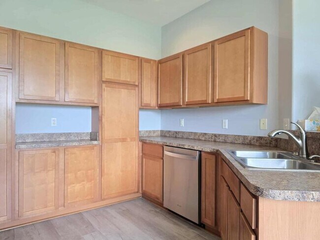 Building Photo - 3840 Serenade Ln