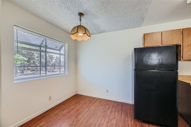 Building Photo - 2nd Story 2-Bed Condo with Tile Fireplace