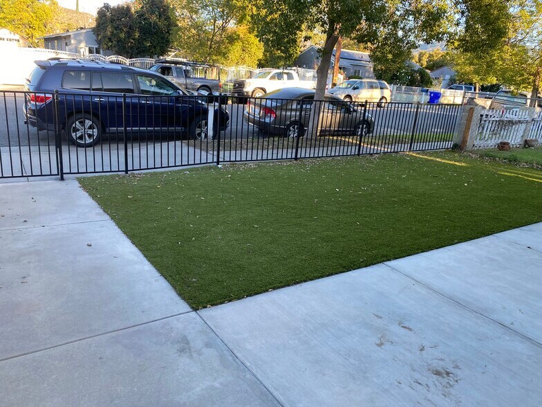 Front shared area - 24223 Arch St